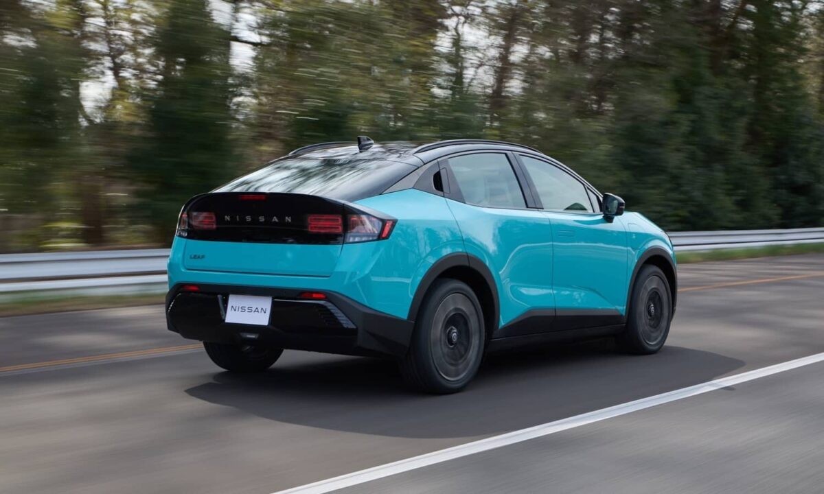 Nissan Leaf 2026 por detrás